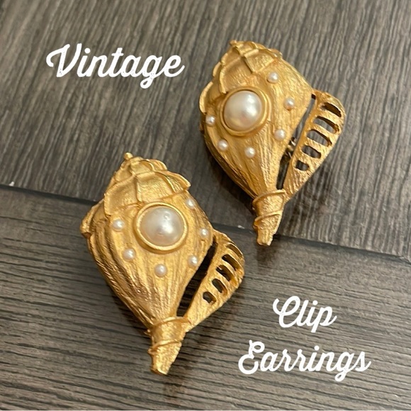 Vintage Seashell Conch Shell Gold-tone Faux Pearl Clip Earrings - Picture 1 of 16
